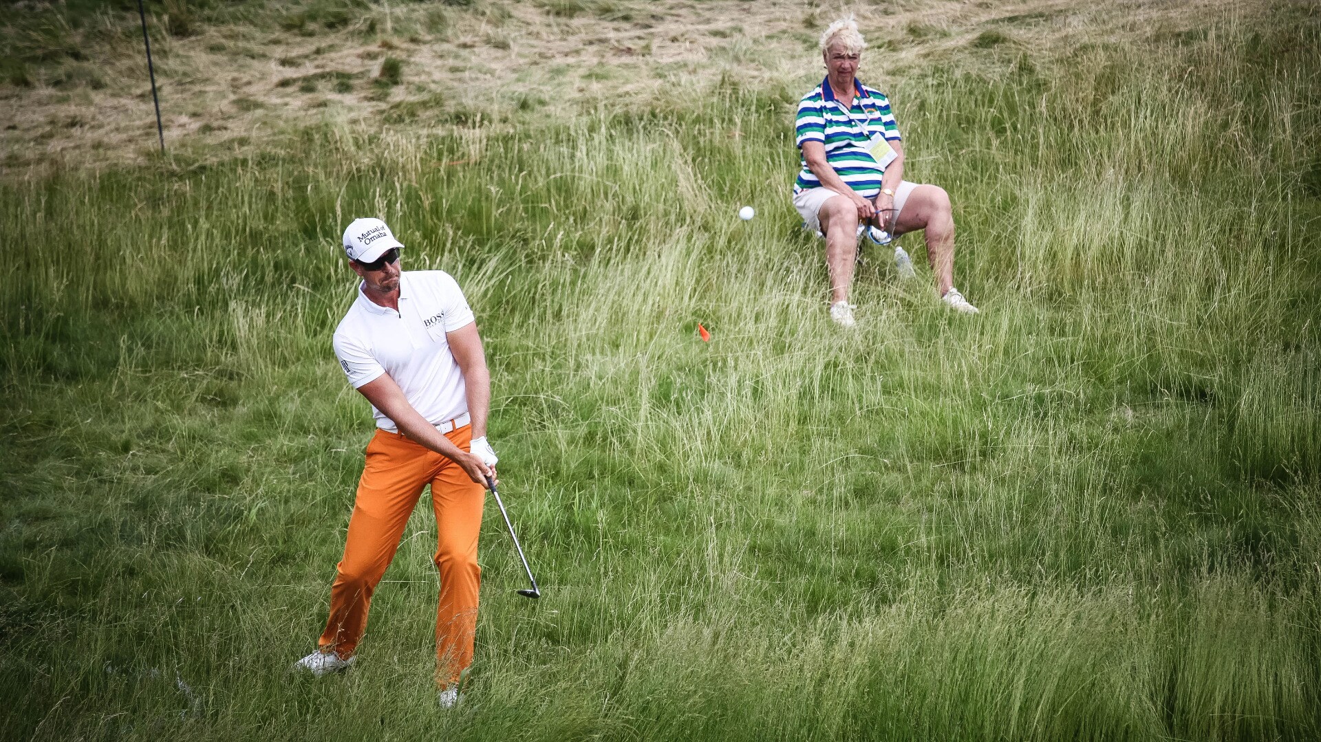 Pro V1 loyalist Henrik Stenson practices his short...